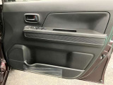 【運転席ドア】ドリンクホルダーと収納ポケットがあります。