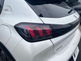 国産車にはないハイセンスなデザイン、光り方をするテールレンズ