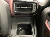 【運転席ドリンクホルダー】使いやすさに配慮したドリンクホルダー