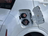 車両側充電コネクターは車両右後方にございます。