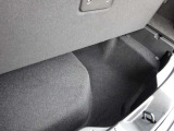 ラゲッジフロア下にサブトランクを備えています。散らかりがちな洗車道具や小物をすっきり整理して収納できるため、荷室を広く保ちやすく、日常の買い物から旅行まで幅広く活躍する実用的な設計です。