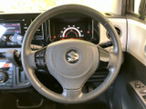 手元に操作ボタンが備わり、運転姿勢を保ちながら扱いやすいレイアウトです。メーターや周囲のスイッチ類も視界に収まり、運転席で必要な情報や操作を確認しやすくなっています。