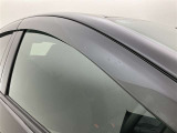ドアバイザーも付いています。雨の日に少し窓を開けても、雨水が入りにくく、喫煙する方などにも強い味方です。