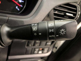 ライトスイッチです。「AUTO」にすると外の明るさに応じてスモールライト・ヘッドライトが自動でON・OFFします。夕暮れ時や屋内駐車場、トンネルなどに便利です。フォグランプもON・OFFできます。