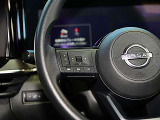 ハンドル左側には、アドバンスドドライブディスプレイ設定、ボリューム調整スイッチ