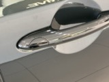 【スマートキー】車両のキーをカバンやポケットに入れたまま、お車の開閉が可能で御座います。お車の前に立ってキーを探す必要が御座いません。