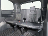 便利な5:5分割可倒式シートです。収納と乗車人数のバランスに優れています♪荷物の大きさに応じたラゲージスペースをフレキシブルに作り出せるので、シーンに応じた使い方ができます♪