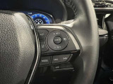 ステアリングスイッチ付きで、運転中に視線を前に向けたまま操作できます。