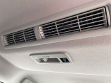 リアシーリングファンも付いておりますので、車内の空気の循環にも役立ちます。