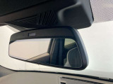BMWではルームミラーの裏側にETCの車載器が内蔵されており、別途で車載器の購入必要なしで非常にスマート。皆様が驚かれるポイントのでもあります