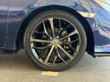 アルミホイール装着車です。見た目だけでなく、スチールホイールより軽く、燃費にも良い影響を与えてくれます。