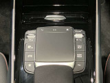 新しくなったセンターコンソールはスマートフォンを操作するような感覚でナビから車両の設定までが可能です。