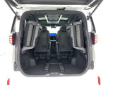 3列目シートは跳ね上げ式で折りたたみ可能です。キャンプ用品など大きな荷物もばっちり収納可能です!