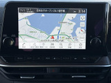 地図を画面いっぱいに表示し、周辺の道路や施設を確認しやすい画面です。目的地設定などのメニューも並び、行き先の確認や各種操作をまとめて行える便利な装備として活躍します。