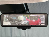 インテリジェントルームミラーは後席の人やヘッドレスト、荷室に積んだ荷物などで後が見にくい時でも、車両後方のカメラ映像をミラー面に映し出すので、いつでもクリアな後方視界が得られます。