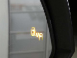 ブラインドスポットモニター装備。隣車線を走る車両を検知。ドアミラーでは確認しにくい後方、側方エリアに存在する車両や急接近してくる車両も検知しドアミラーに搭載されたLEDインジケーターが点灯します。