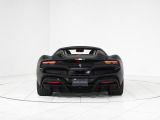 ブラックスポーツエキゾーストパイプを装着し、リアビューを引き締めるとともに迫力あるV6サウンドを奏でます。
