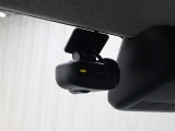 交通事故処理の迅速化等、運転中の「万が一」を記録してくれ、もしもの時も心強いドライブレコーダーを装備しています。