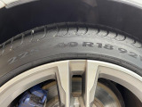 純正18インチアルミホイール。リアは225/40R18