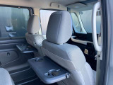 運転席・助手席シートバックにカップホルダー付テーブルが付いています、さらに乗り降り時に便利な大型取っ手付きでラクラクです。
