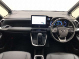 シンプルながら機能性あふれる運転席廻りです。視界性もよく、運転しやすいですよ。