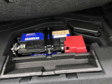 トランク内にバッテリーがあります。