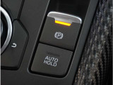 【オートホールド】停車中にブレーキペダルから足を放しても、ブレーキを自動的に制御して、車両の停車状態を保持する機能です。信号待ちなどの停車時に運転者の負担を軽減します。