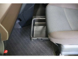 助手席下に【シートアンダートレイ】を備えています。引き出して床にじかに置きたくない荷物をおいたりできますし、雨の日の濡れた荷物も気にせず置けます。ティッシュなどの収納としても便利に使えますよ。