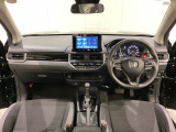 車内は光触媒抗菌消臭施工済です。インパネ周りはスタイリッシュなデザインです。グローブボックスやカップホルダーのほかにトレーなどたくさんの収納スペースが付いています。
