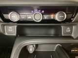 エアコン操作パネルの下に、スマートフォンなどの充電可能なUSB端子と、音源などの外部入力の可能なUSB端子がついています。移動中に充電もできるので便利です。