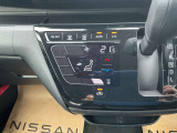 タブレット端末のようなタッチパネル式のオートエアコン採用。凹凸のない滑らかな表面で操作感を高めています。