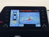 真上から見下ろしたような視点で車とその周囲を確認出来る画面と、車両後方を映し出すバックモニター画面の2つを表示してくれます。