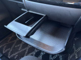 運転席と助手席の間には収納式のドリンクホルダーがついています!小物置きとしても使えます