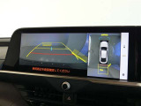 【全周囲モニター】車を上空から見下ろしたような映像をカーナビ画面に映し出し、車庫入れや縦列駐車をサポートしてくれます。