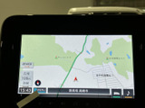 現在地周辺の道路や施設を地図上で確認でき、縮尺や案内情報も画面に表示。目的地までの道順を把握しやすく、初めて訪れる場所へのお出かけにも便利です。
