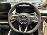 Jeepらしい太いステアリングホイールとなっております。