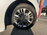 純正のハイパークロームメタリック塗装のアルミ!タイヤサイズは225/60R18です。