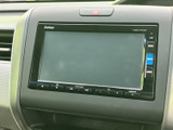 画面と操作ボタンがまとまって配置され、運転席から内容を確認しやすいレイアウトです。ナビやオーディオを使う日常の移動でも、視線を向けやすい位置に備わっています。