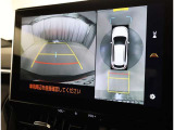 パノラミックビューモニター付きです。車両を上から見たような映像をディスプレイオーディオ画面に表示。運転席からの目視だけでは見にくい、車両周辺の状況をリアルタイムでしっかり確認できます。
