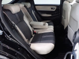リアシートは3名乗車も可能ですが、2名の時にはセンターの大型のアームレストを使用してゆったりとくつろげるのでとても快適です。