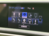 ラジオやディスク、Bluetoothなど複数の音源が画面に一覧表示され、希望のメニューを見つけやすい構成です。使いたい音源を選びやすく、通勤やお出かけの車内時間に活用できます。