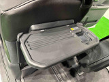 飲み物や食べ物を気軽に置ける格納式シートバックテーブルを、運転席と助手席の背もたれにご用意。車内の休憩も快適です!