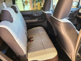 【リヤシートスライド】前後にスライドでき、足元を広く使ったり荷物に合わせて調整できます。