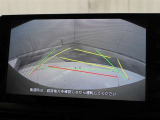 車庫入れや縦列駐車などの際に、後退操作の参考になるガイドラインをモニター画面に表示します。