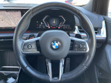 BMWのステアリングのリムは、一般的なものより少し太めにデザインされています。 これはタイヤやステアリングシャフトなどを介して伝わる路面からの入力を、しっかりと把握するためです。