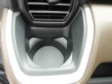 カップホルダーは運転席や助手席からちょうど手の届く位置です!!