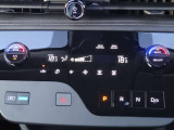 【オートエアコン】一度お好みの温度に設定すれば、車内の温度を検知し風量や温度を自動で調整。暑い&hellip;寒い&hellip;と何度もスイッチ操作をする必要はありません。快適な車内空間には必須の機能ですね♪