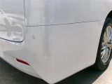 リアバンパーの運転席側に割れとへこみがあります。