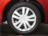 ◆純正ホイール装着車◆シンプルなデザインのホイールキャップ付きです。