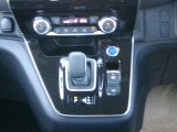 e-POWERならではの、スタイリッシュなシフトノブ周りが非常にかっこいいですね。